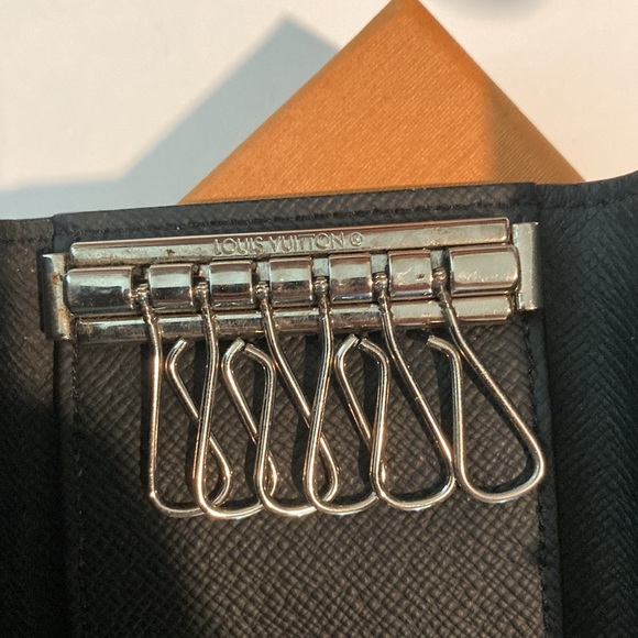 Louis Vuitton 6 key Holder - Picture 4 of 8